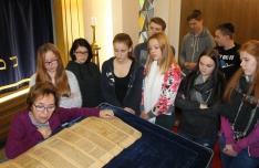 Schüler und Schülerinnen der 10b beim Besuch der Synagoge Foto: D. Smolka