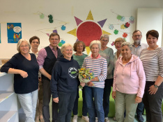 : Lehrerin Eva Weddeling (ganz rechts) übernimmt das Lesepatenprojekt von ihrer Kollegin Ricarda Koschick (4. von links). Schulleiter Heinrich Willenborg (3. von links), freut sich, dass das Projekt weiterhin in guten Händen bleibt. 