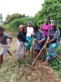 Als Selbstversorger steht natürlich auch Feldarbeit auf dem Tagesplan.