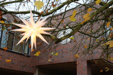 Der Herrnhuter Stern weist den Weg.