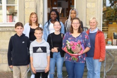 Deutschlehrerin R. Koschick (r.) und einige Schülerinnen und Schüler der 8d gratulieren der ehemaligen Schülerin der Liebfrauenschule, Jacqueline Esplör.