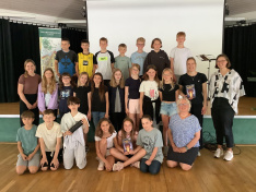 Die Klasse 5c der Liebfrauenschule mit Autorin Anne Ameling und Organisatorin Jacqueline Esplör (mittlere Reihe, 2. und 1. v. r.) sowie den Lehrerinnen Ricarda Koschick (vorne rechts) und Franziska Versmold (Mitte links).