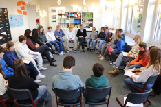 Die Klasse 7b beim Besuch von Bürgermeister Dr. Thönnes während der Veranstaltung im Klassenraum.