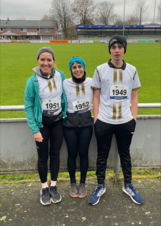 Die Lehrerinnen Franziska Versmold und Susana Martins (v. l.) freuen sich über das tolle Abschneiden ihres Schülers Oliver aus der Jahrgangsstufe 9 der Liebfrauenschule.