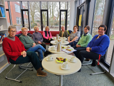 Die Lehrerinnen R. Koschick (2 v.l.) und E. Weddeling (r.) bedanken sich bei unseren engagierten Lesepatinnen und Lesepaten für ihren Einsatz.