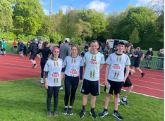 Die Schüler Moritz S. und Oliver W. (re.) nahmen in Begleitung ihrer Lehrerinnen Susana Martins (li.) und Franziska Versmold erfolgreich am Volkslauf „Rund um den Allwetterzoo“ teil.