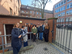 Die Ukrainerin Svitlana (1.v.l.) empfing am Franziskushospital eine Gruppe von Schülerinnen und Schülern der Liebfrauenschule. 