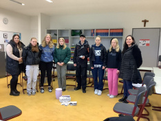 Frau Lösing (re.) vom Bestattungsunternehmen Lösing, ihre Mitarbeiterin Frau Hülsner (li.) und Schülerinnen und Schüler der 9a.