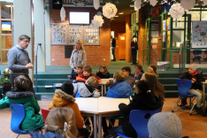 Im Zentrum der Schule empfangen Schulleiter Heinrich Willenborg und Lehrerin Maike Stahl die Klassen 4a und 4b der St. Marien Grundschule Appelhülsen.