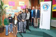 Schulleiter Heinrich Willenborg (re.), Ralf Wenking (2. von re.) und Nicole Möllenkamp (li.) von der Liebfrauenschule freuen sich mit den Ausbildungsbotschaftern aus drei Betrieben über den Erfolg der Veranstaltung. 