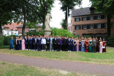 Vor dem ökumenischen Wortgottesdienst versammelten sich die Schülerinnen und Schüler des 10. Jahrgangs zum Stufenfoto an der St. Martinus Kirche.