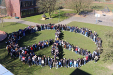 Wie die anderen Schulen im Bistum Münster stellten auch die Schülerinnen und Schüler der bischöflichen Sekundarschule das PEACE-Zeichen nach. 