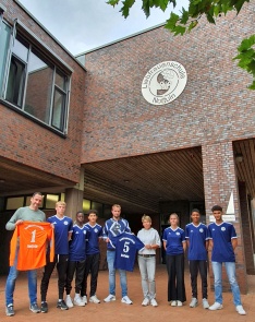 Stellvertretend für den Förderverein überreichten Michael Klinkhammer und Astrid Sendes die 21 Spieler- und zwei Torwart-Outfits.