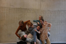 Sechs Studierende der ArtEZ Hochschule für Künste, Arnheim/ NL zeigten ihre edukative Tanzperformance ‚emBODY‘.