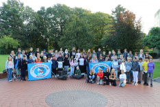 Stellvertretend für alle Schülerinnen und Schüler der Jahrgänge 5-7 stellten sich die Klassen 5a, 6b und 6c mit Schulleiter Heinrich Willenborg (am linken Rand) zum Foto auf. Danach ging es los, um säckeweise Müll in Nottuln zu sammeln.