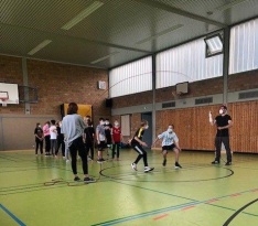 Schülerinnen und Schüler des 8. Jahrgangs bei Aufwärm- und Teamspielen im Rahmen des Sozialkompetenztrainings der Liebfrauenschule.